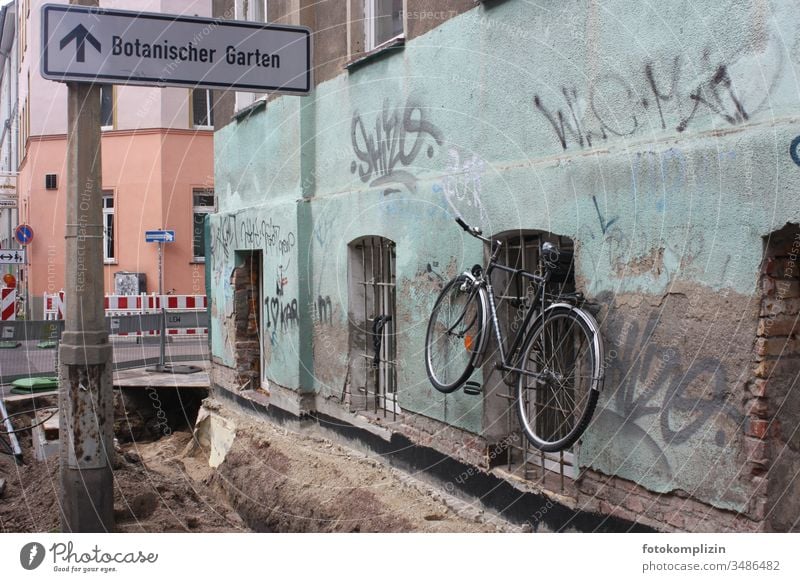 einsames Fahrrad an Hauswand Fahrradweg Stillstand bewegungslos Mobilität Fahrradfahren Straßenarbeiten Fahrradrahmen Fahrradtour Wege & Pfade Verkehrsmittel