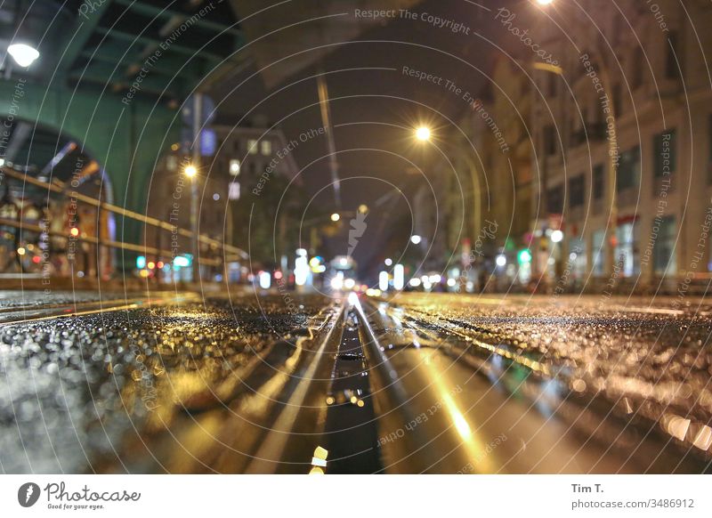 Straßenbahnschiene Prenzlauer Berg Berlin Nacht Außenaufnahme Stadt Stadtzentrum Altstadt Hauptstadt Menschenleer Farbfoto Gleise Schienenverkehr Schienennetz