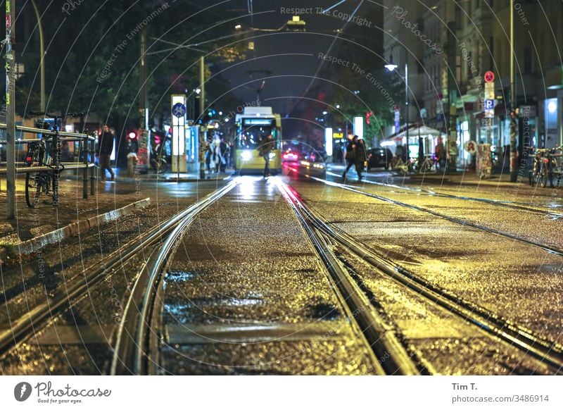 Stadt Prenzlauer Berg Berlin Straßenbahn Nacht kastanienallee Außenaufnahme Stadtzentrum Altstadt Farbfoto Haus Hauptstadt Schönhauser Allee wet Wetter nass