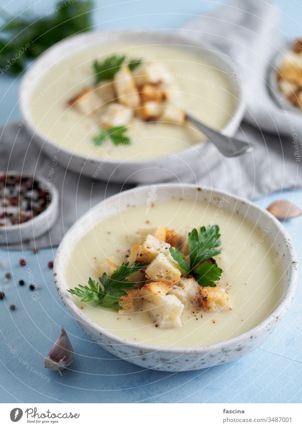 Blumenkohlpüree vertikal Suppe Püree Kohlgewächse Lebensmittel Gesundheit Sahne Diät Abendessen selbstgemacht Mittagessen traditionell Vegetarier cremig Brot