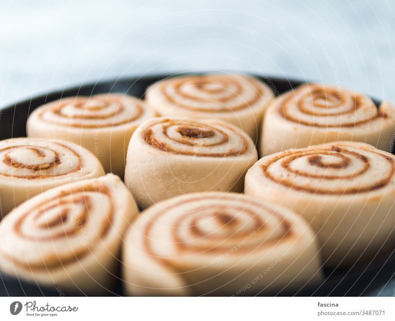 Vegane Zimtrollen aus rohem Teig, Draufsicht Brötchen Teigwaren Schwedisch Pfanne Veganer kanelbullar Kürbis Gewürz Kopie Raum Text cinnabon Bäckerei Dessert