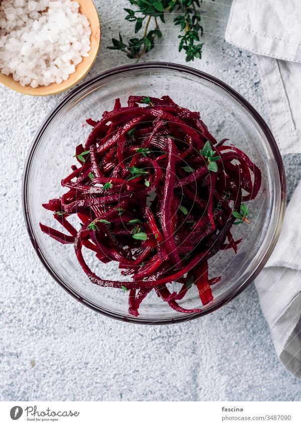 Rohe Rote-Bete-Nudeln oder Rüben-Spaghetti-Salat Rote Beete Salatbeilage Diät Lebensmittel frisch Gesundheit Mittagessen Teller Vorbereitung roh Veganer