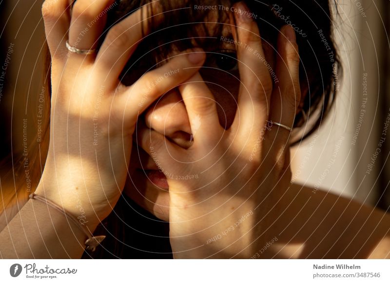 Getting crazy Gesicht Mensch Porträt Auge Frau Haare & Frisuren Gesichtsausdruck Licht Lichtspiel Schatten Schattenseite Blick dunkel Hände Hand verdecken