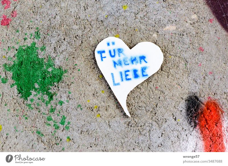 Ein Herz für die Liebe Zuneigung Schild Wand öffentlich Mauer Beton grau grün rot Farbklekse Graffiti bunt Farbfoto Außenaufnahme Menschenleer Zeichen Gefühle