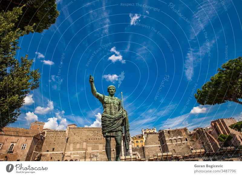 Cäsar-Oktavian-Augustus-Statue vor dem antiken Trajansmarkt in Rom Italien Architektur augustus Caesar cesare Dominator kaiser Kaiserreich Europa Gladiator