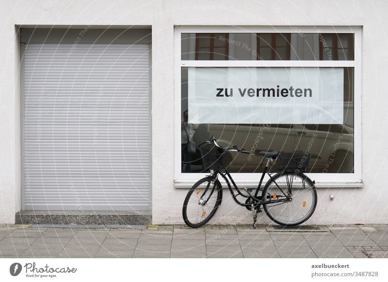 Laden zu vermieten - geschlossenes Geschäft mit Plakat im Schaufenster Schild Leerstand Einzelhandel Krise Ladengeschäft bankrott pleite Gebäude Fassade Miete