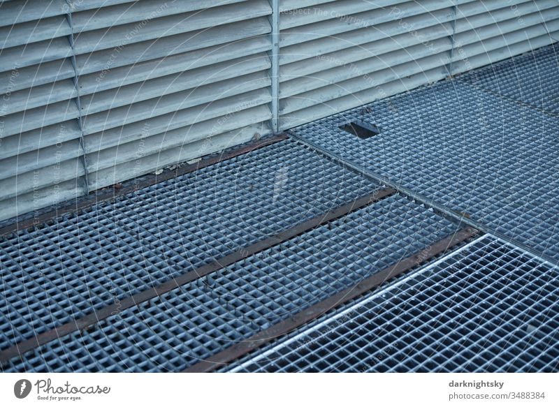 Gitter Rost aus Metall, Architektur im Detail Gitterrost Farbfoto Strukturen & Formen Menschenleer Detailaufnahme Lichtschacht verzinkt Alluminium grau blaugrau