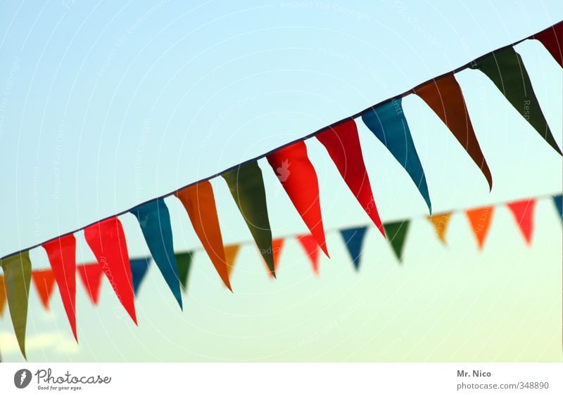 kunterbunt Lifestyle Sommer Feste & Feiern Wolkenloser Himmel blau mehrfarbig gelb grün orange rot Fahne Jahrmarkt Dekoration & Verzierung Dorffest hängen wehen