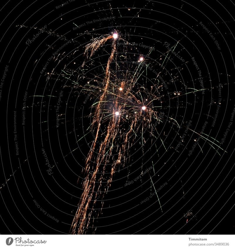 Neujahr - Foto statt Raketen Feuerwerk feuerwerk bei nacht Knall Leuchtspur Nacht dunkel Feste & Feiern Explosion Silvester u. Neujahr Farbfoto