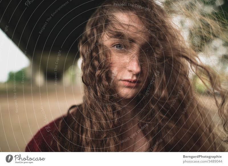 Girl with curly hair long ha girl wind augen