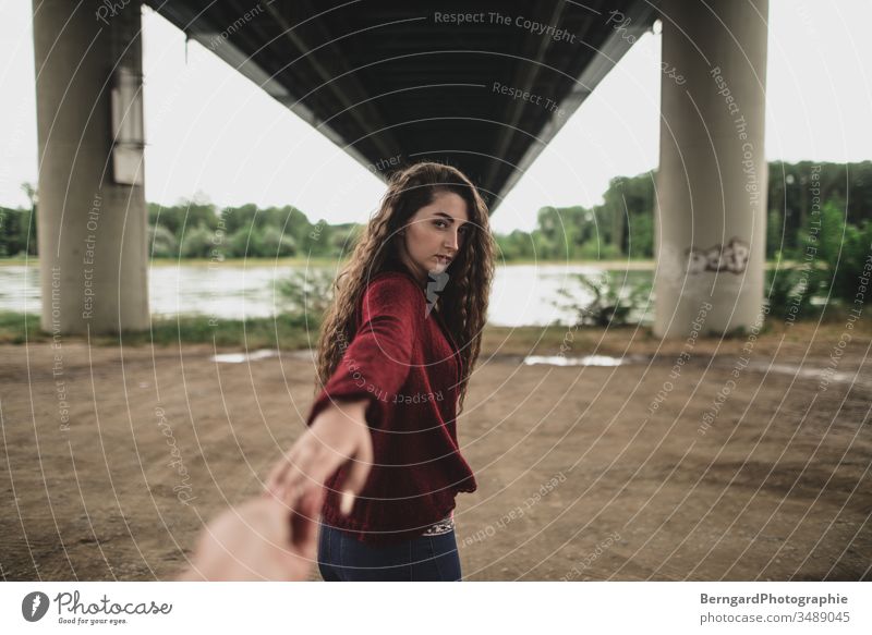 Girl with curly hair brücke hand girl long hair schön