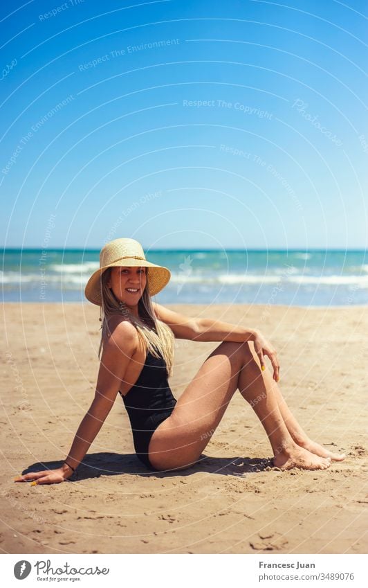 Sexy erwachsene Frau im Badeanzug beim Sonnenbaden am Strand Erwachsener Teenager blond kolumbianisch Spanien Mädchen jung attraktiv Tag stylisch elegant