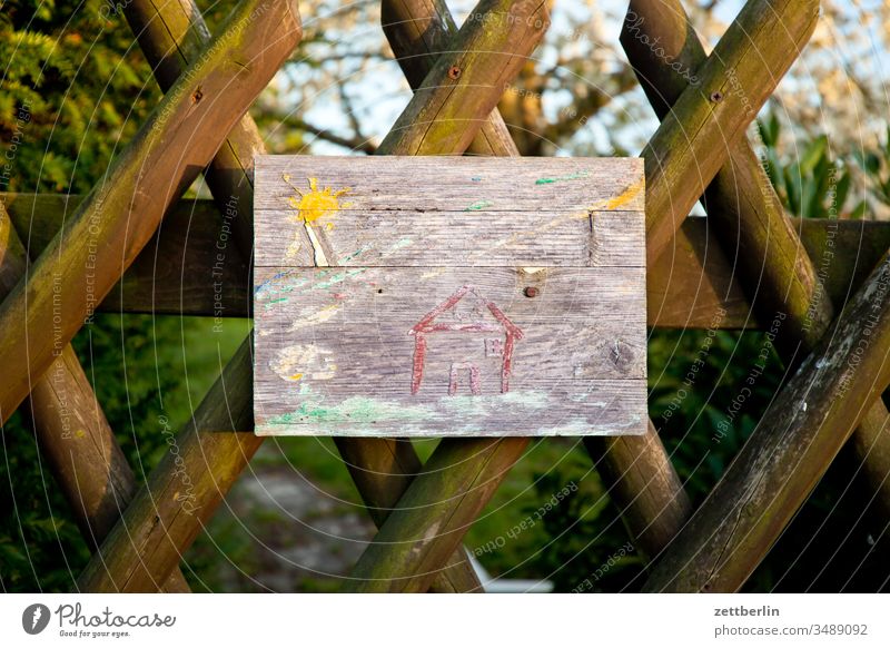 Kinderzeichnug an der Gartentür bild schild kinderzeichnung jägerzaun holzzaun blühen eingang nachbarschaft eingangstür blüte erholung ferien frühjahr frühling