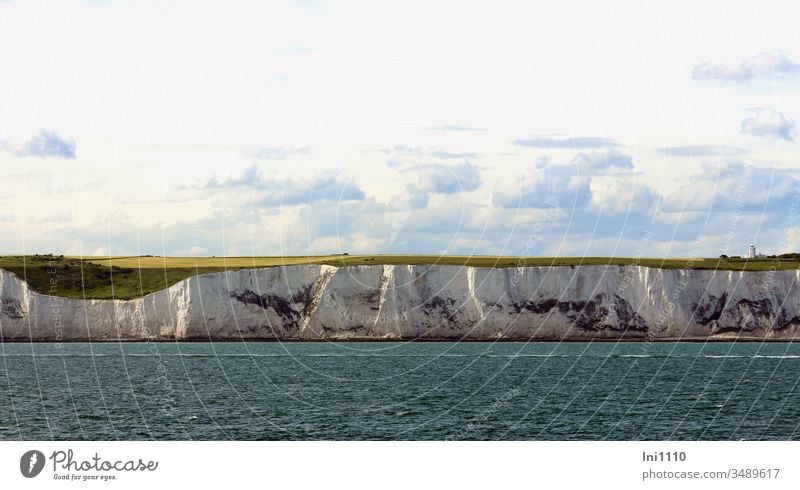 Kreidefelsen von Dover mit Ärmelkanal und am Himmel Cumuluswolken weiße Klippen Küste England Südengland Meer Großbritannien Seeweg Teilansicht Sehenswürdigkeit