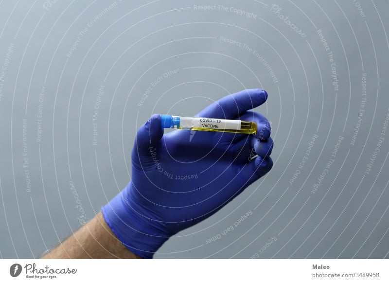 Arzt hält COVID-19-Coronavirus-Impfstoff in der Hand Ampulle Bakterien Biogefährdung Pflege Korona krautig Husten Gefahr gefährlich Diagnostik Krankheit Seuche