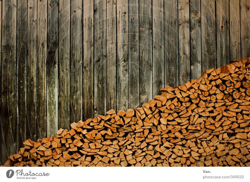 / Natur Dorf Hütte Fassade Holz braun gelb Stapel Brennholz Holzbrett Farbfoto mehrfarbig Außenaufnahme Menschenleer Tag