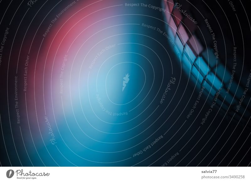 Lichtprojektion einer Spiegelkugel, blau und rot Lichterscheinung Beleuchtung schwarz Nacht Unschärfe Menschenleer mehrfarbig Farbfoto Nachtleben Kunstlicht