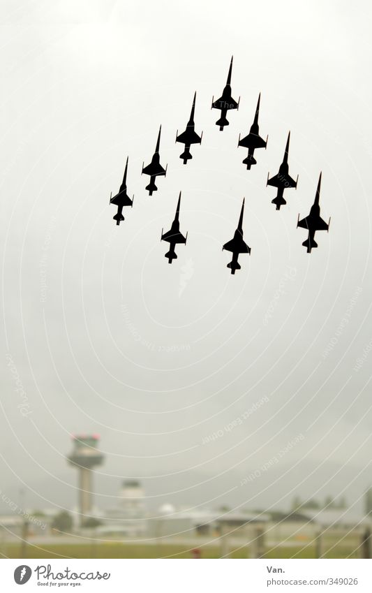 Senkrechtstarter Himmel Wolken schlechtes Wetter Hügel Luftverkehr Flugzeug Flughafen Tower (Luftfahrt) fliegen trist grau schwarz Farbfoto Gedeckte Farben