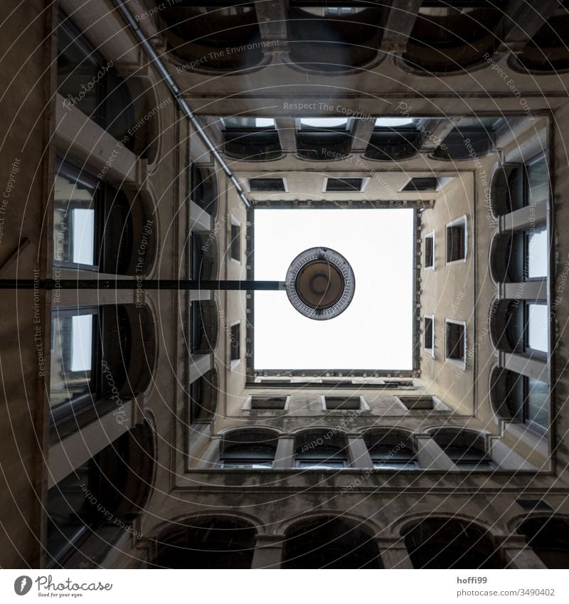 Blick von unten auf einen Lampe im Innenhof eines alten venezianischen Gebäudes Altbau Altstadt historisches gebäude historisches Bauwerk Architektur