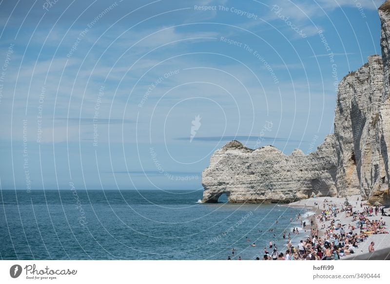 Felsen im Meer und Menschen am Strand Küste Menschenmenge Ferien & Urlaub & Reisen Strandleben Normandie Urlaubsstimmung Sommer Tourismus Schönes Wetter