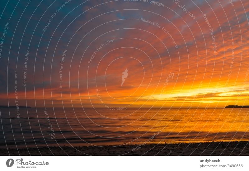 Dramatischer Himmel am Morgen Hintergrund Hintergründe baltisch Bucht Strand schön blau Cloud Wolkenlandschaft Küste Küstenlinie Kopie gekrümmt dramatisch leer