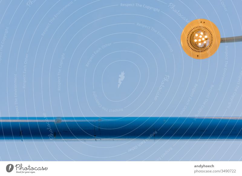eine Pfeife und eine Straßenlaterne Architektur Gegend Hintergrund blau Baugewerbe Business Großstadt Sauberkeit Klarer Himmel wolkenlos Konzept Anschluss