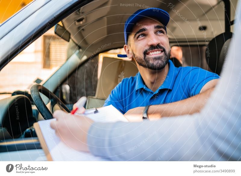 Zusteller im Lieferwagen, während der Kunde in der Zwischenablage unterschreibt. männlich Dienst Paket Versand Spedition Industrie Arbeit senden Büro