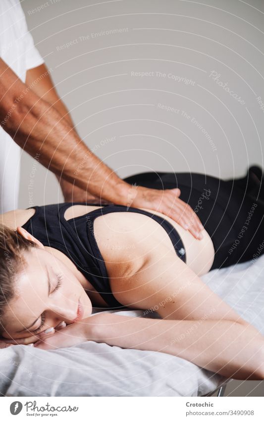 Physiotherapeut, der mit dem Patienten in der Klinik arbeitet alternativ Aromatherapie Arthritis Rücken Wesen Körperpflege Knochen Chiropraktiker Kosmetik