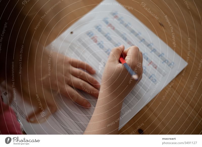 Heimunterricht Homeschooling Schule zu hause heimunterricht silbenstift verrotten blau Kinderhand deutsch schreiben druckschrift druckbuchstaben hausunterricht