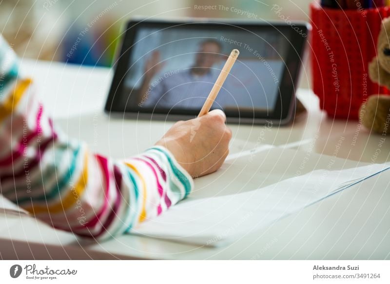 Grundschüler bei einer Videokonferenzschaltung mit dem Lehrer per Webcam. Online-Bildungs- und E-Learning-Konzept. Heimquarantäne-Fernunterricht und Arbeiten von zu Hause aus. Leerer Bildschirm.