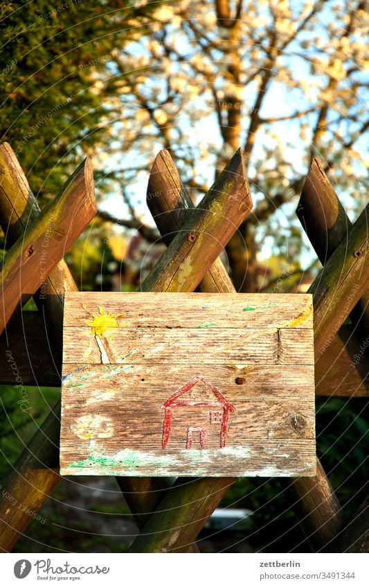 Kinderbild am Gartenzaun gartenzaun nachbarschaft holzzaun jägezaun ast baum blume blühen blüte frühjahr frühling grenze himmel kirschbaum kirschblüte