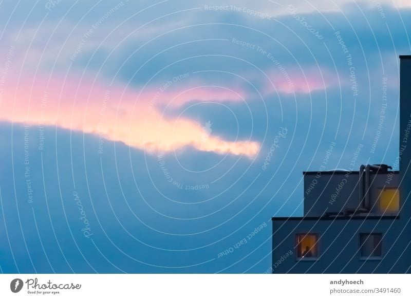 Allein am Fenster, als abends die Sonne unterging abstrakt allein Appartement Architektur blau Gebäude Gebäudeaußenseite Großstadt Cloud Wolken Textfreiraum