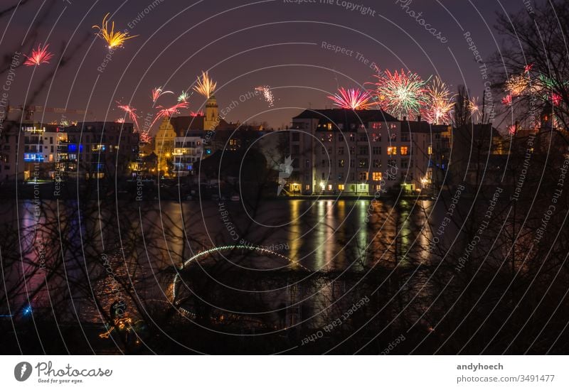 Feuerwerk am Himmel am Silvesterabend in Berlin Architektur schön hell Gebäude Kapital zu feiern Feier heiter Großstadt Stadtleben Stadtbild farbenfroh Kultur