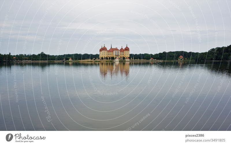 Schloss Moritzburg spiegelt sich im Schlosssee Barock Deutsch Burg oder Schloss Deutschland Sachsen Architektur Gebäude Dresden Jagdschloss Moritzburg