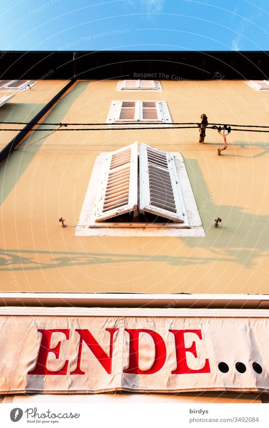 Ende, Transparent mit der Aufschrift "Ende" an einer Hauswand. Ende der häuslichen Quarantäne, Ende der Auflagen. Universell Beendigung covid-19 Pandemie