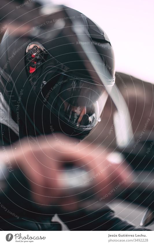 Motorradfahrer mit schwarzem Helm mit der Hand auf dem Gas Zentralperspektive Sonnenuntergang Sonnenaufgang wild Geschwindigkeit Motorsport Motorradfahren