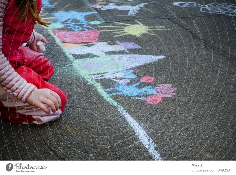 Bunt Freizeit & Hobby Spielen Kinderspiel Mensch Mädchen 1 3-8 Jahre Kindheit 8-13 Jahre Kunst Künstler Maler Kunstwerk Gemälde Straße Wege & Pfade zeichnen