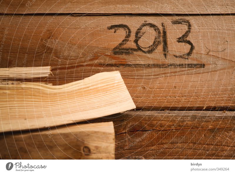 Transformationsjahr Mauer Wand Holzwand Jahreszahl 2013 ästhetisch einfach Originalität Wärme braun Brennholz Handschrift Farbfoto Gedeckte Farben Außenaufnahme