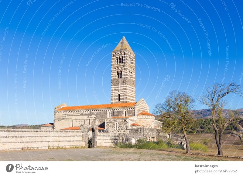 Romanische Kirche Santa Trinita di Saccargia. Sardinien Religion saccargia christian religiös Anbetung Himmel Architektur sassari Romanik katholisch Wahrzeichen