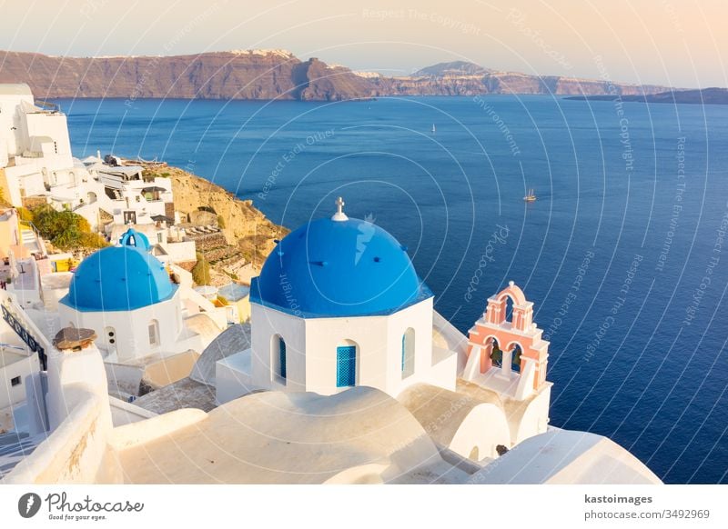 Dorf Oia auf der Insel Santorin, Griechenland. Kirche reisen Architektur ägäisch Sommer Tourismus MEER Gebäude Landschaft Stadt Urlaub Dom blau Kykladen Caldera