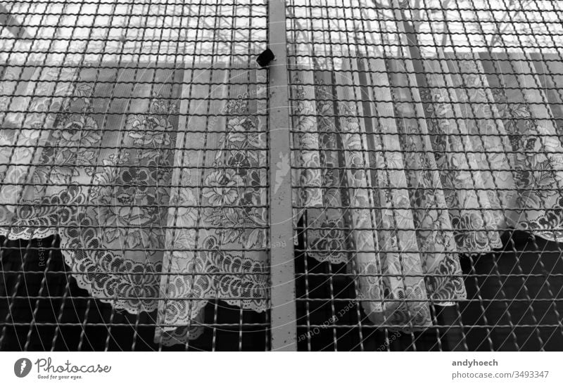 Der weiße Vorhang hängt hinter einem vergitterten Fenster abstrakt antik Architektur Hintergrund hinten Berlin schwarz Begrenzung Gebäude gebaute Struktur