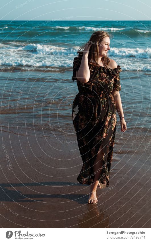 Girl at sea Meer Wasser blau strand summer sonne frau happy Warme Farbe smile