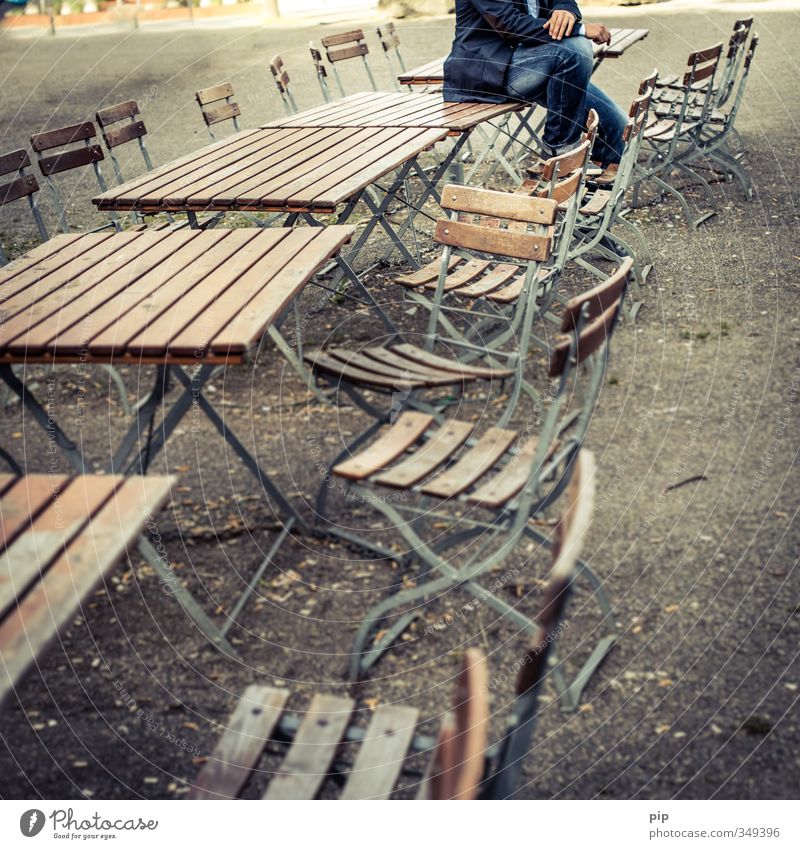 chairman Stuhl Tisch Biertische Klappstuhl Gartenstuhl Biergarten Junger Mann Jugendliche Erwachsene Arme Hand Beine 1 Mensch sitzen Coolness blau braun einzeln