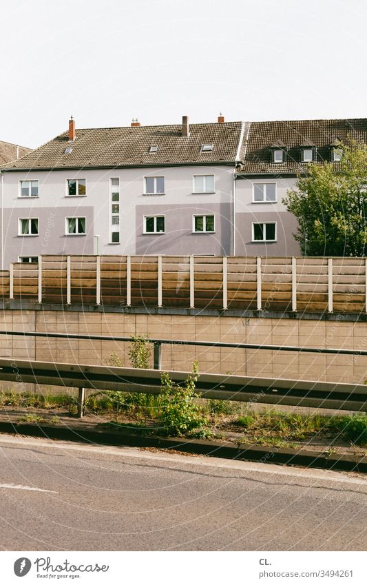 schallschutz Schallschutz Schallschutzmauer Schallschutzwand Häuser Haus Stadt Wand Straße Straßenverkehr Lärmbelastung lärmschutzwand Verkehr Verkehrswege