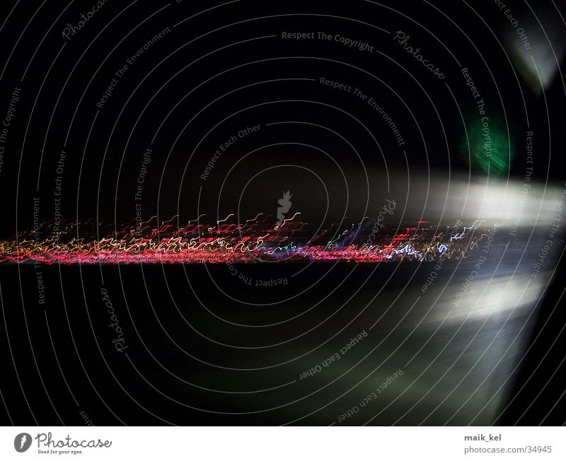 Verwackelte Nachtaufnahme dunkel Langzeitbelichtung Licht Linie Abend Unschärfe