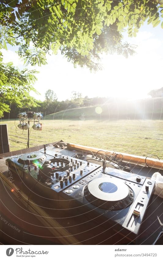 Party in der Natur - Sonnenuntergangsdiskothek auf freiem Feld Sommer Feier Schauplatz zeigen Urlaub Feiertag Musik dj Gerät Tanzen Disco glühen Baum reisen