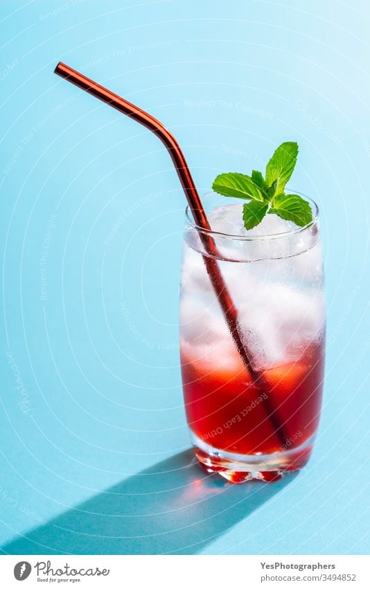 Sommergetränk mit Erdbeersirup und Mineralwasser Getränk blau hell Nahaufnahme Cocktail Erfrischungsgetränk farbenfroh Textfreiraum kristallklar lecker Entzug