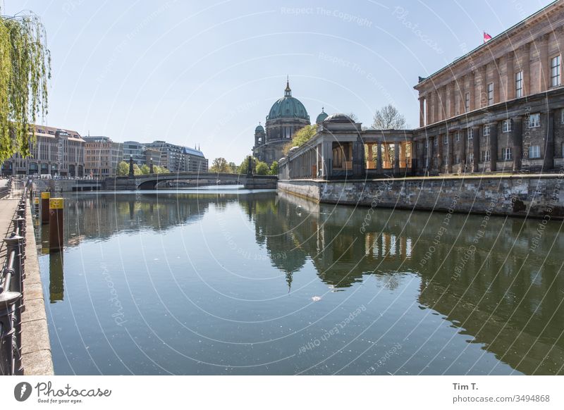 Spree Berlin Mitte Hauptstadt Berlin-Mitte Stadtzentrum Architektur Menschenleer Deutschland Tourismus Großstadt Textfreiraum River Museum Dom Brücke Skyline