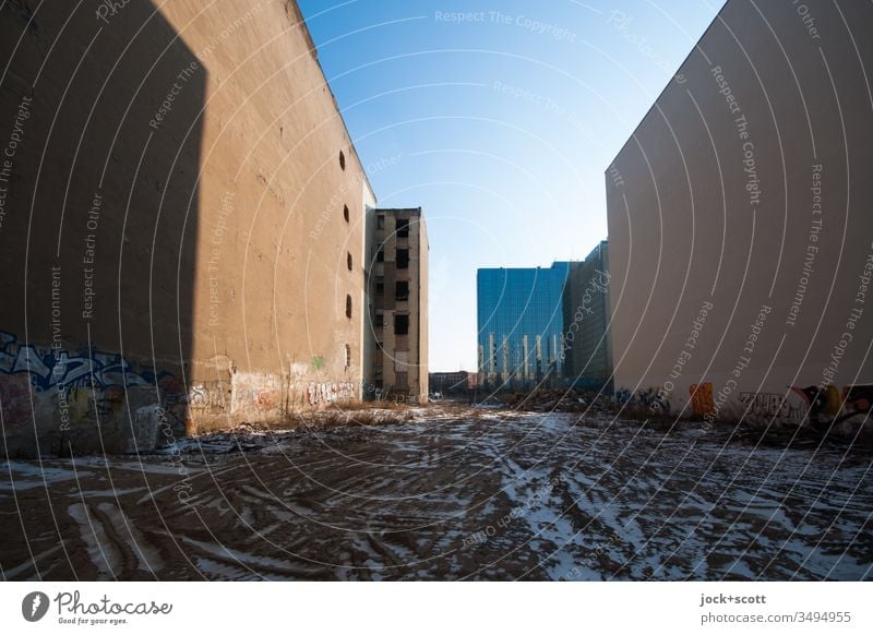 großes ungenutztes Grundstück mitten in der Stadt Schatten Brandmauer Brachland Bürogebäude Winter Brache Fassade Himmel Stadtzentrum Architektur Baulücke