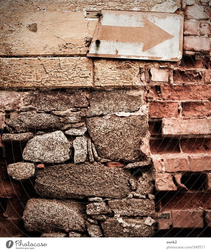 Deko 8 | Einbahnstraße Haus Gebäude Mauer Wand Fassade Verkehr Stein Metall Backstein Zeichen Hinweisschild Warnschild alt Verfall Vergänglichkeit verlieren